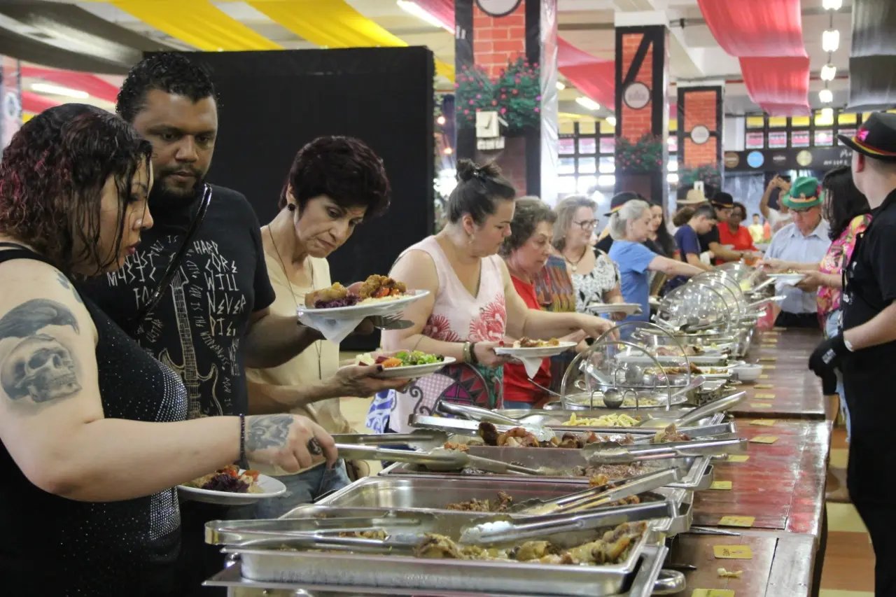 Fenafesteiros j&aacute; consumiram mais de cinco mil pratos t&iacute;picos e buffets