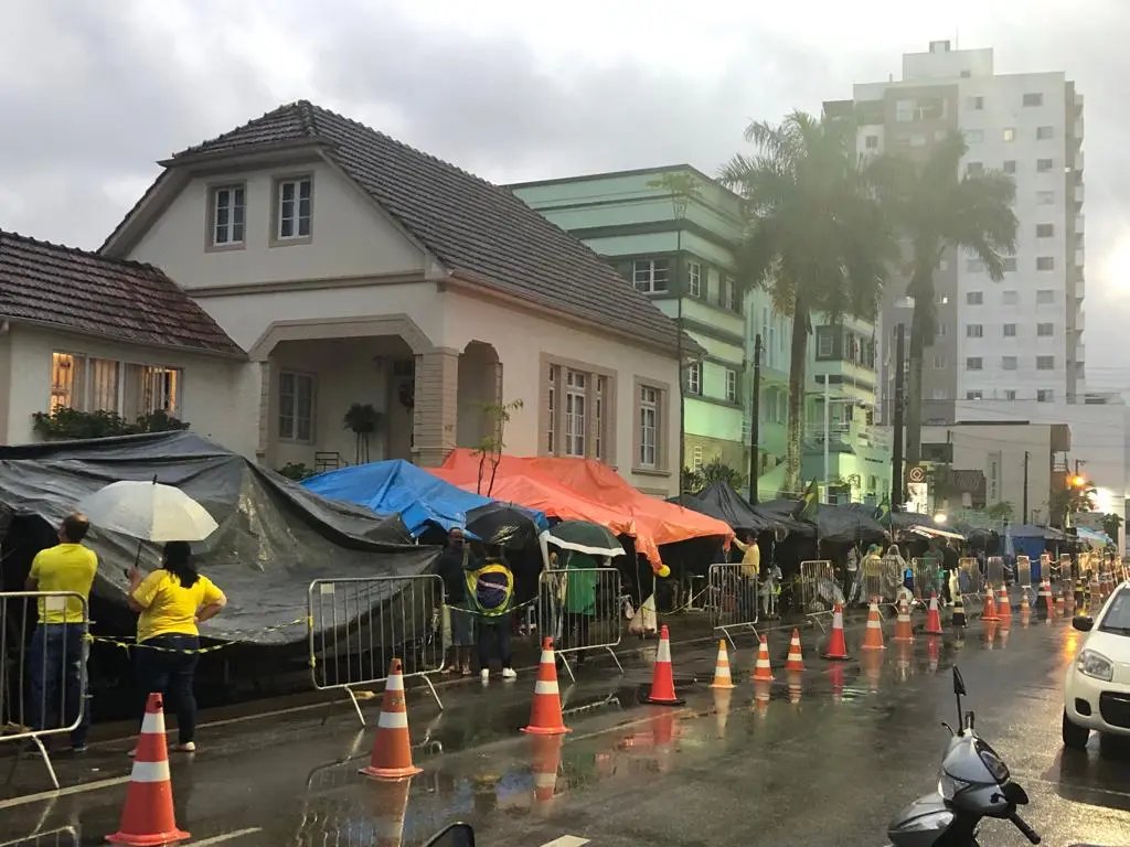 Mesmo com chuva manifestantes continuam em frente ao Tiro de Guerra