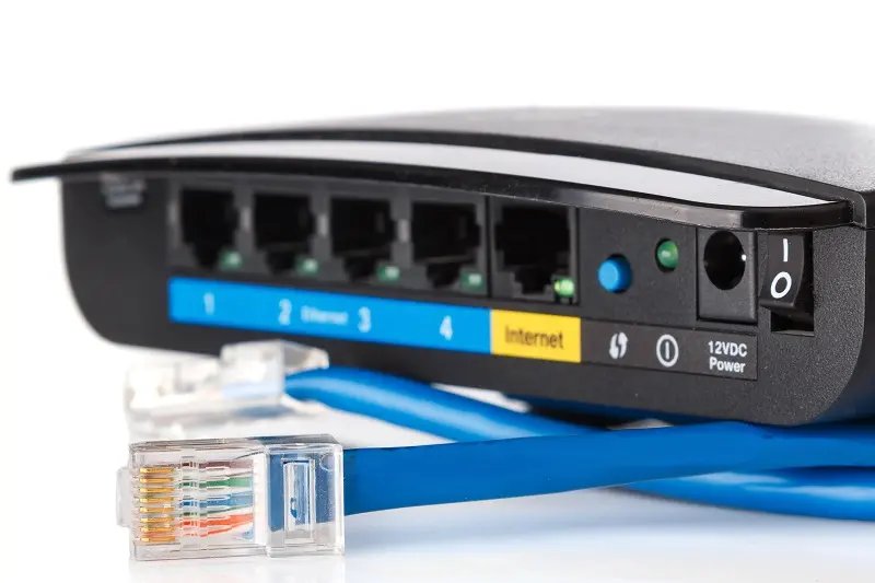 Pai desliga internet ao chegar em casa e filho quebra carro