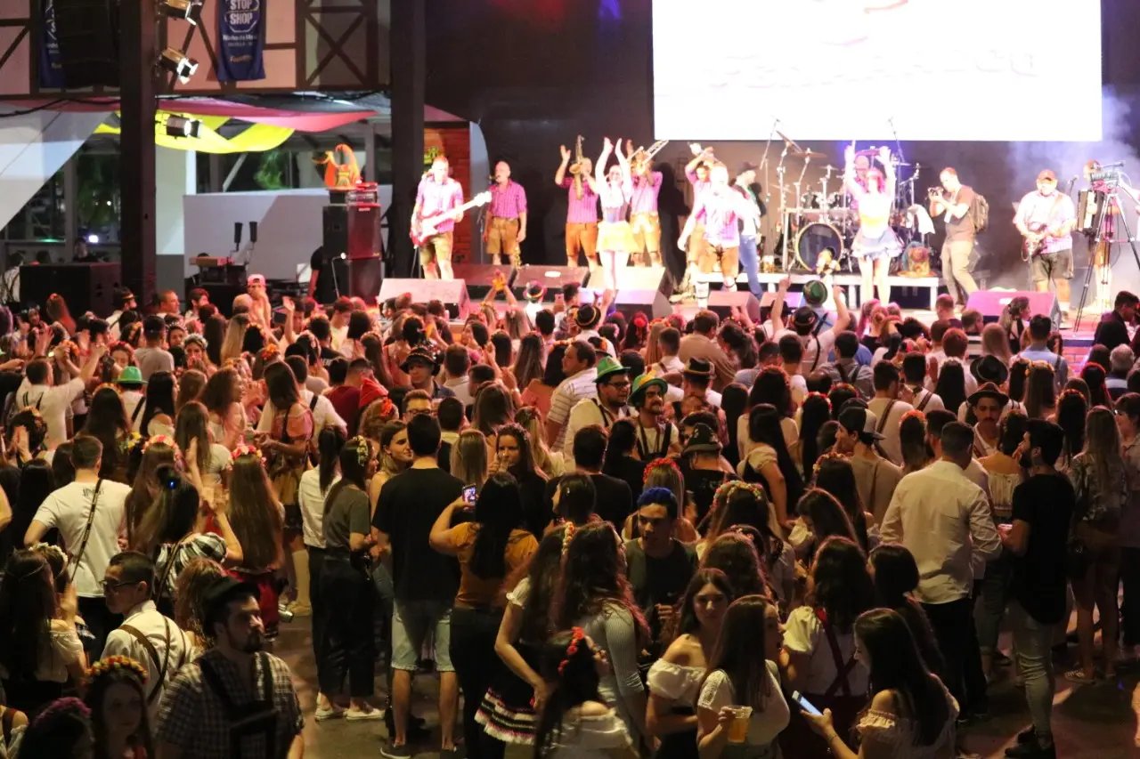 Mais de 12 mil pessoas passam pelo Pavilh&atilde;o da Fenarreco na primeira noite de festa