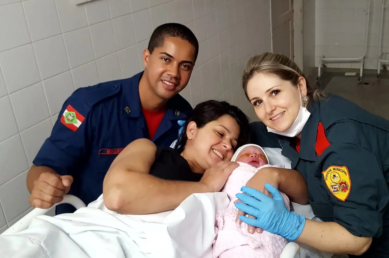 Bombeiros realizam parto a caminho do hospital