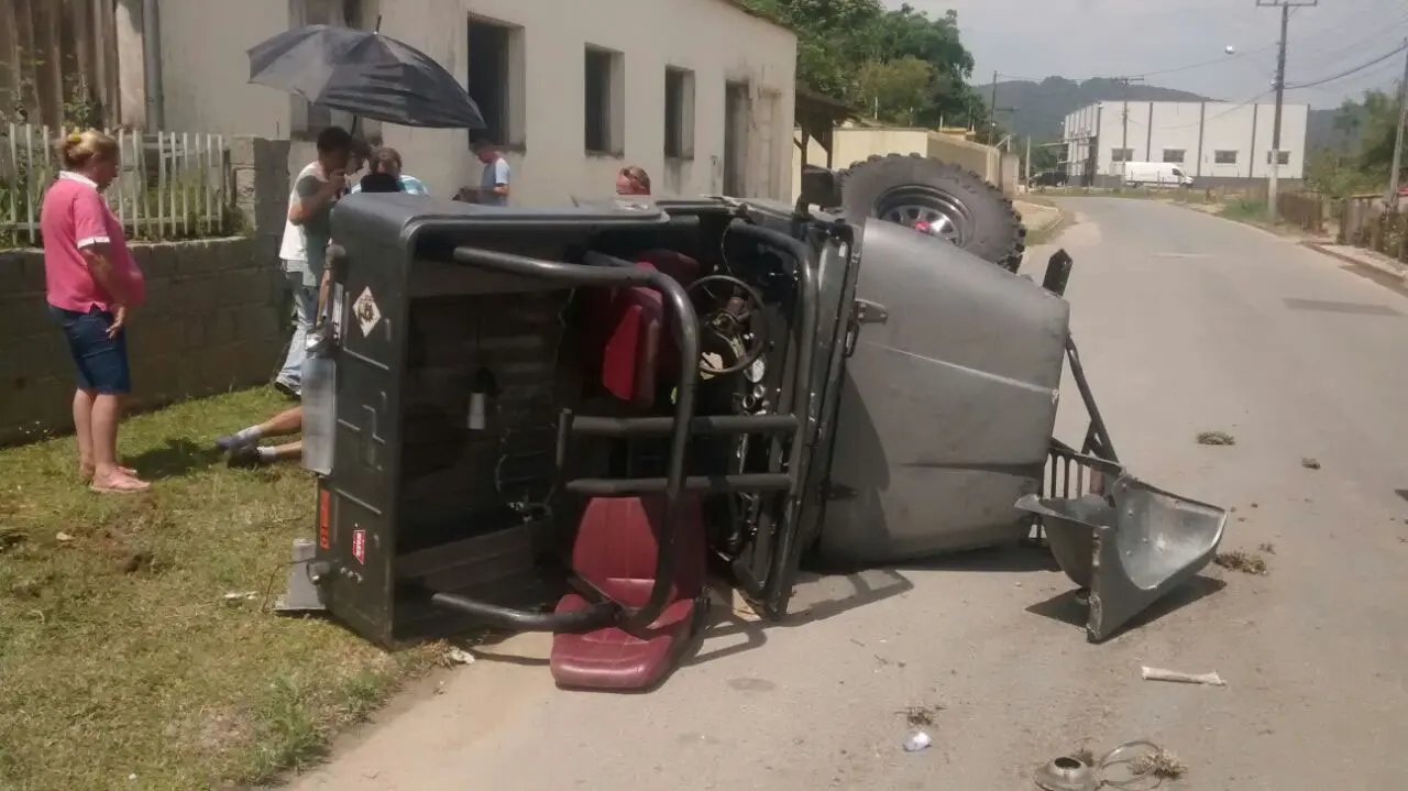 Jipe capota no bairro Souza Cruz