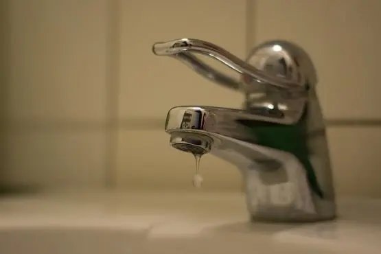 Consumidora que enfrentou calor do ver&atilde;o sem &aacute;gua em casa ser&aacute; indenizada