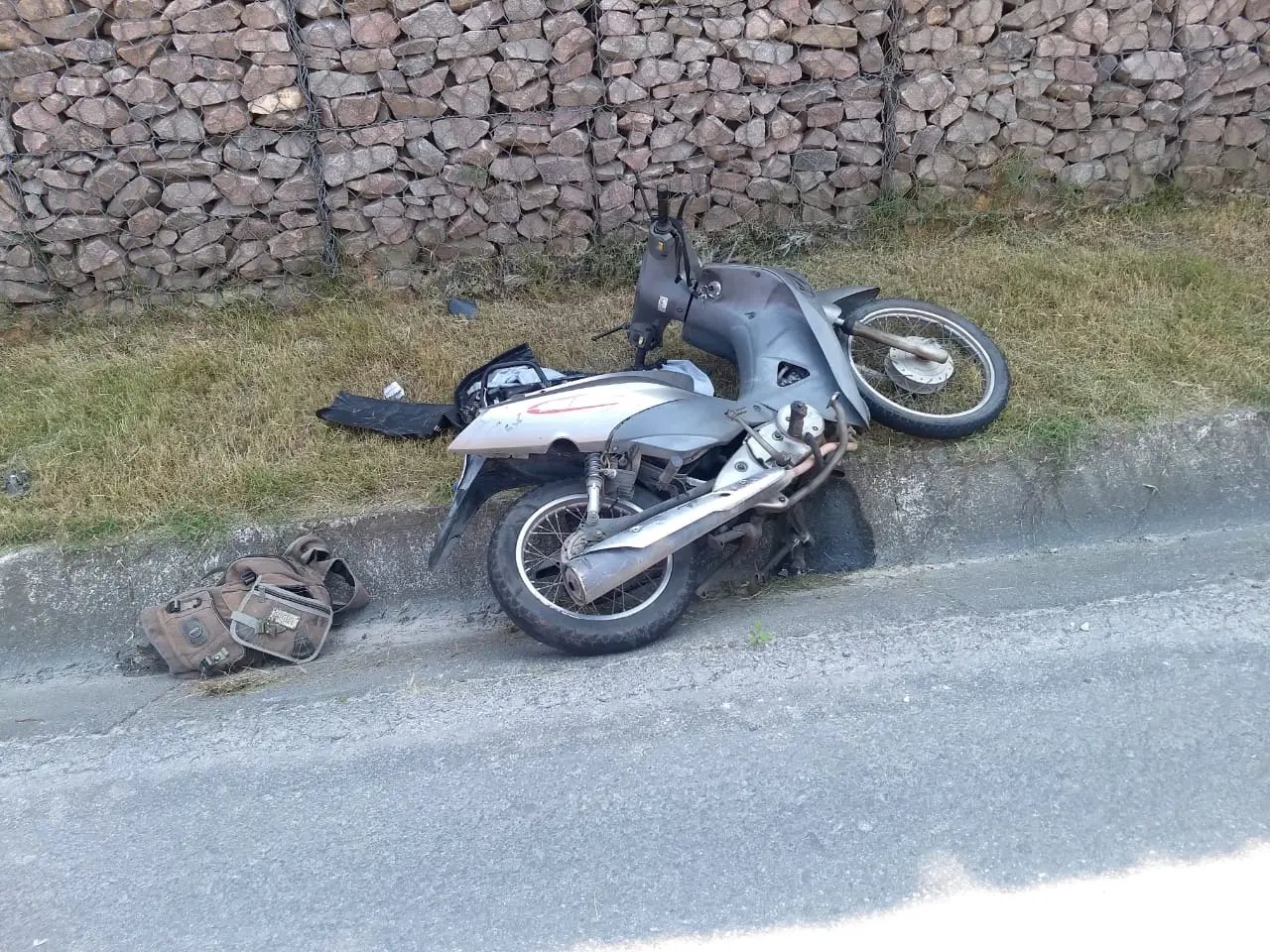 Motociclista &eacute; levado ao hospital com ferimento na cabe&ccedil;a