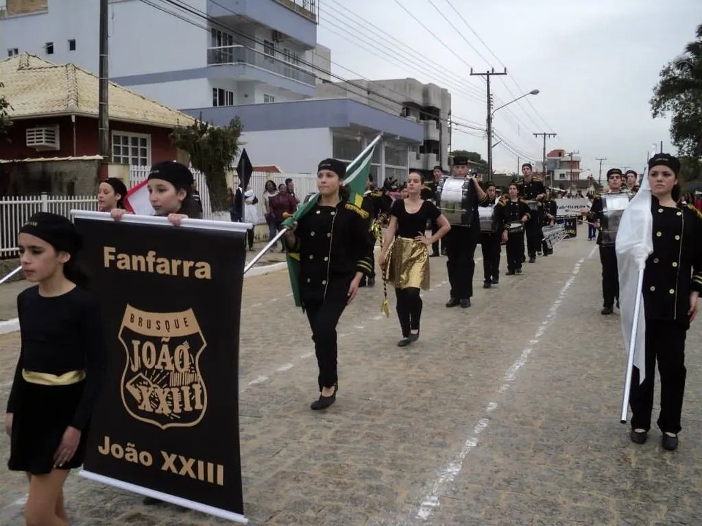 Canelinha realiza desfile cívico de 7 de setembro