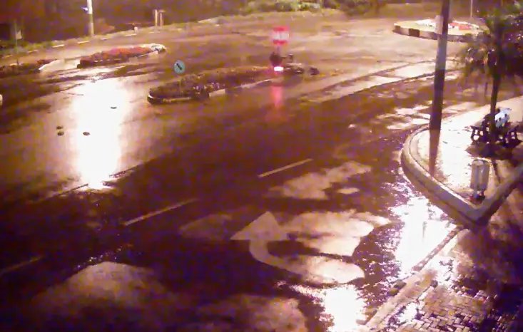 Motociclista acerta placa de sinalização durante chuva