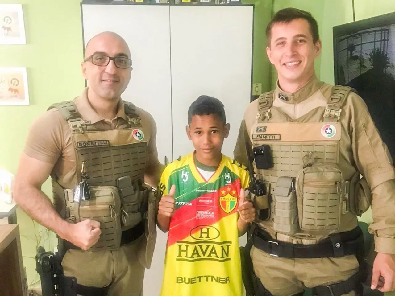 Jovem tem sonho realizado pelo Brusque FC e Pol&iacute;cia Militar 