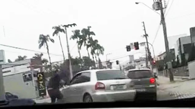 V&iacute;deo: discuss&atilde;o no tr&acirc;nsito por pouco n&atilde;o vira trag&eacute;dia