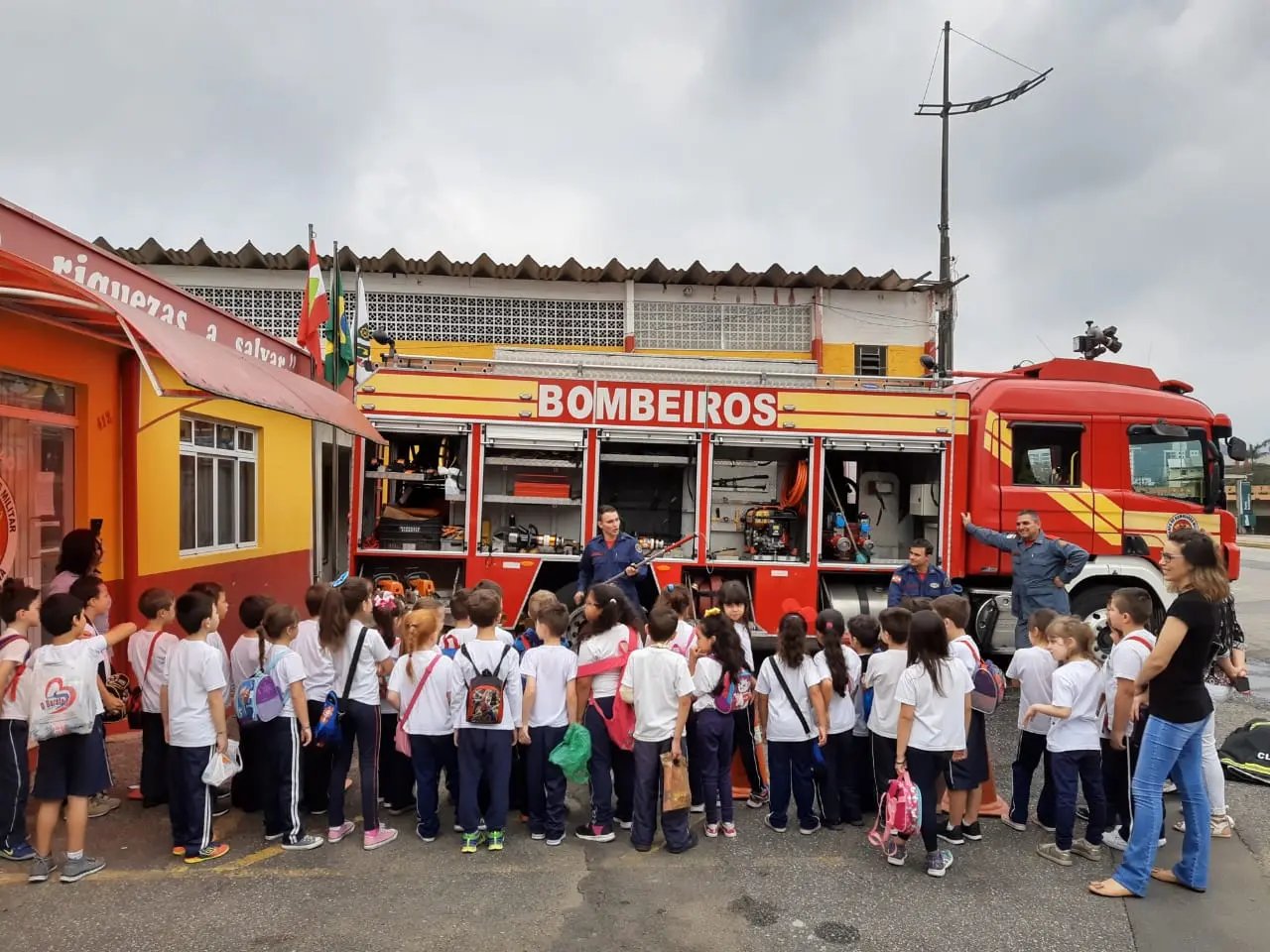 Alunos visitam quartel dos Bombeiros