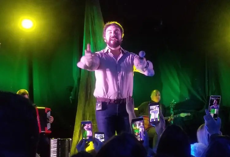 Padre F&aacute;bio de Melo far&aacute; 11 shows antes de parar com a carreira musical