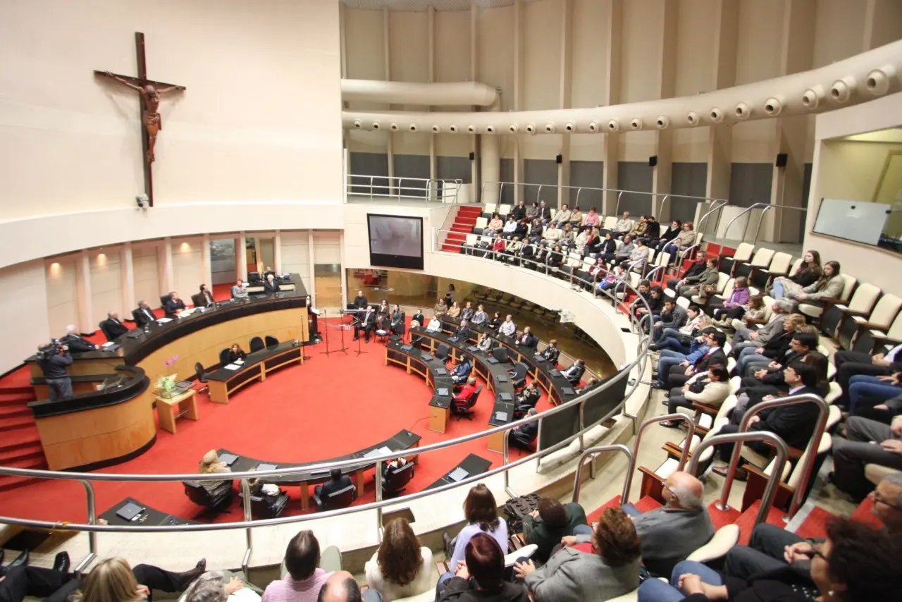 Boa parte dos deputados responde processos
