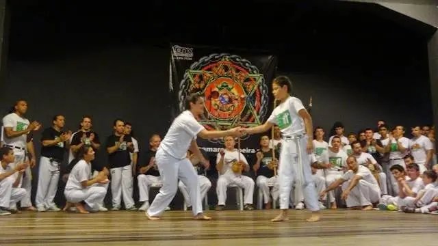 Grupo realiza evento gratuito de capoeira no Teatro Azambuja