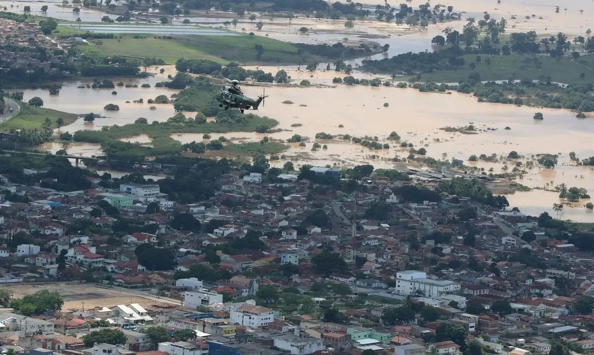 Brasileiro j&aacute; pode receber alertas de desastres naturais por WhatsApp