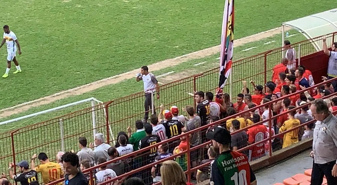 Torcida grita e pede sa&iacute;da de Evandro Guimar&atilde;es