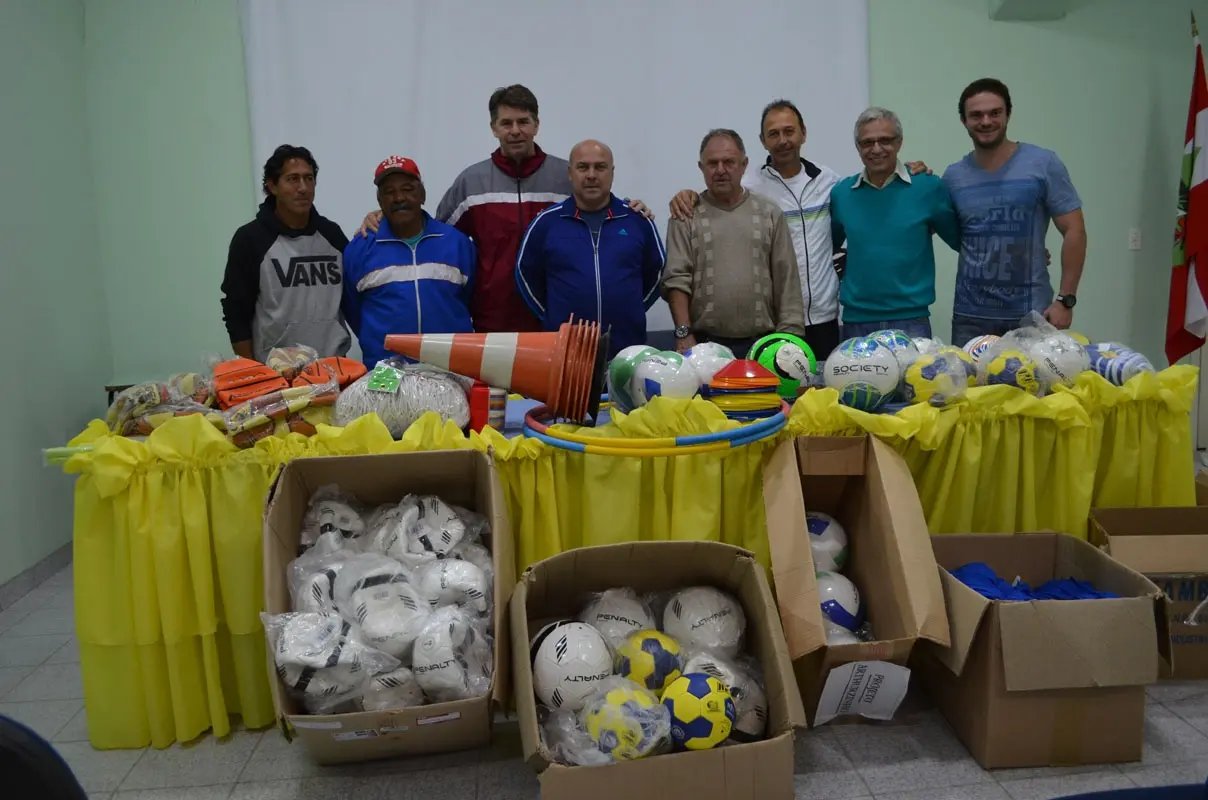 Escolinhas esportivas recebem novos equipamentos