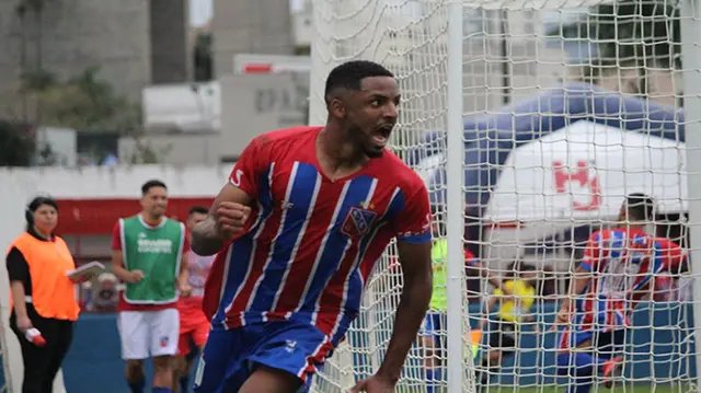 Hoje tem Curitibanos X Carlos Renaux