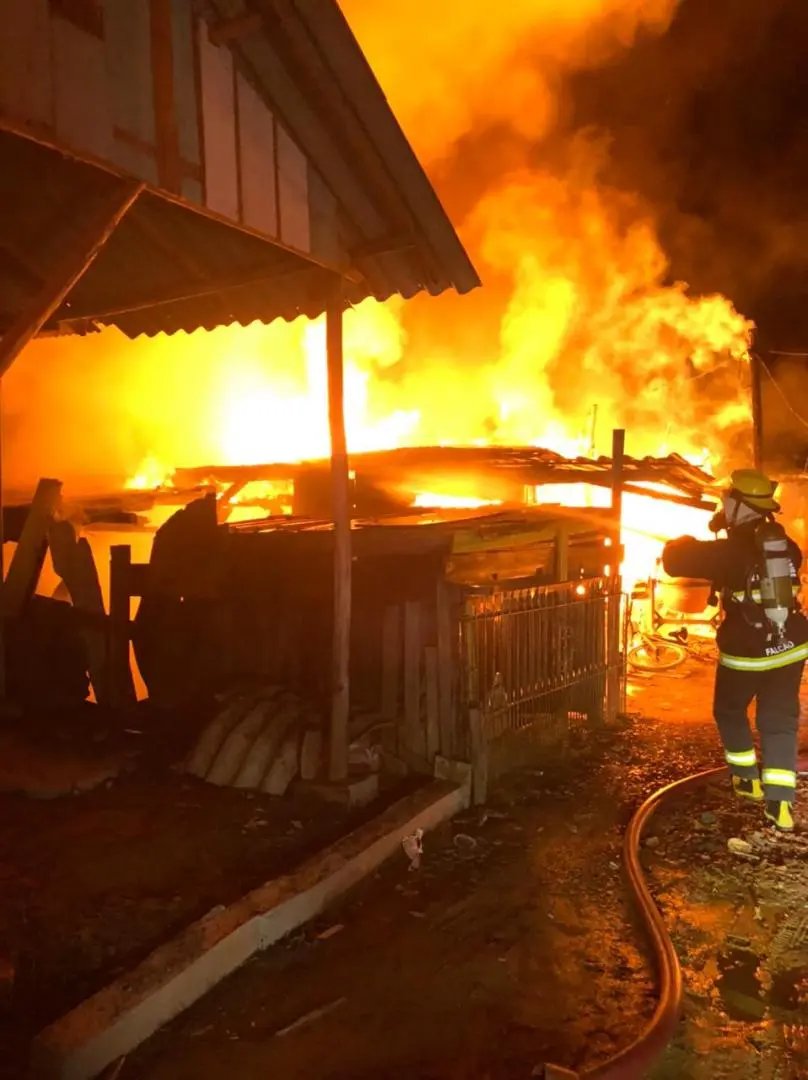 (V&Iacute;DEO) Resid&ecirc;ncia &eacute; consumida pelo fogo em Ilhota