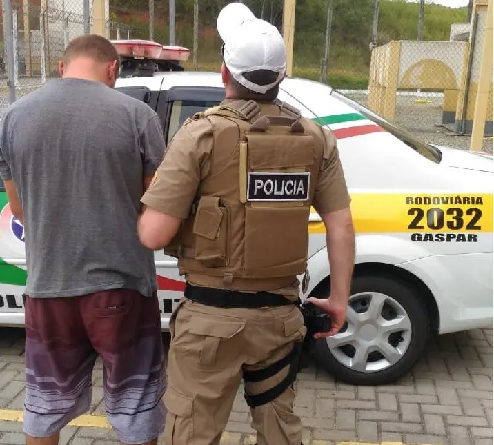 Pol&iacute;cia prende homem com mandado de pris&atilde;o em Penha