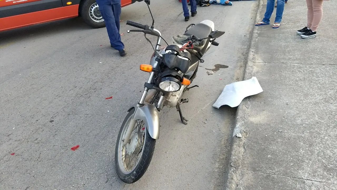 Moto e carro batem na Beira Rio
