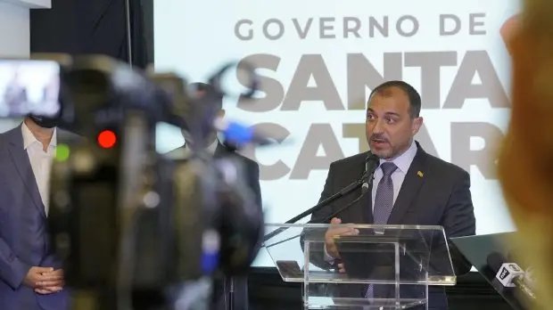 &ldquo;A verdade foi restabelecida. Santa Catarina retorna aos trilhos&rdquo;, afirma governador Carlos Mois&eacute;s de volta ao cargo
