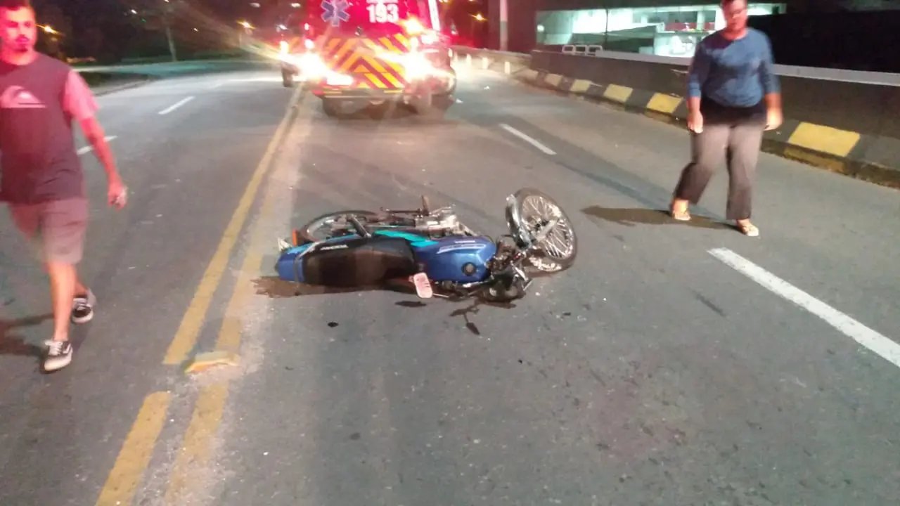 Motociclistas s&atilde;o encaminhados para o hospital ap&oacute;s acidente, em Brusque
