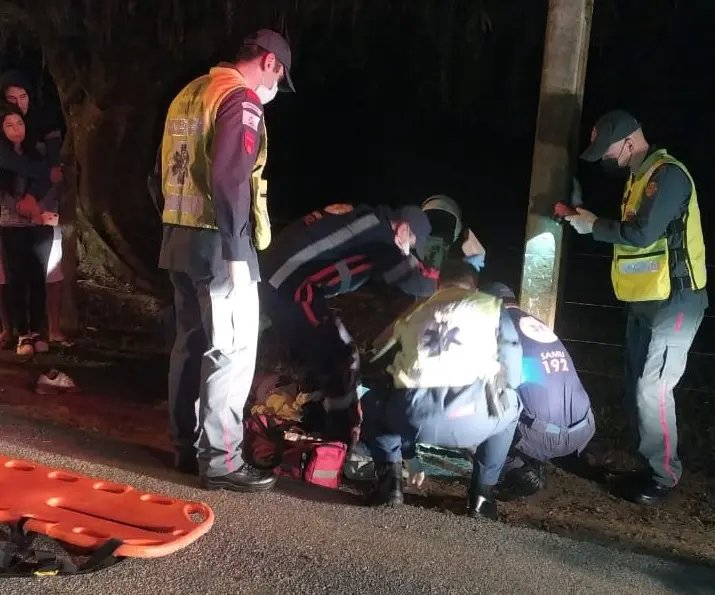 Dois homens caem de moto, o piloto foge e o passageiro &eacute; atendido pelos bombeiros