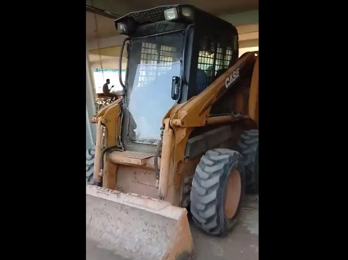 Ladrões levam máquina e caminhão de galpão