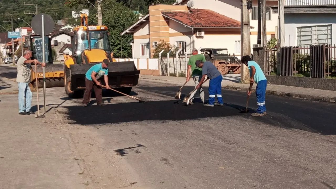 Secretaria de Obras mant&eacute;m diversas frentes de servi&ccedil;o pela cidade