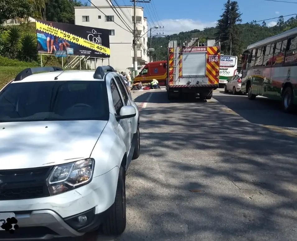 Acidente envolve carro e moto na Rua Primeiro de Maio