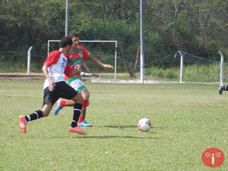Placares elásticos no futebol amador
