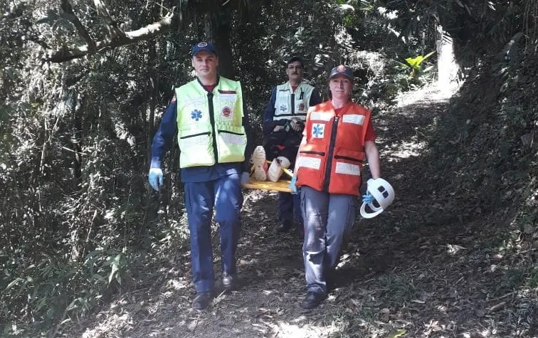 Mulher fica ferida em trilha na Guabiruba