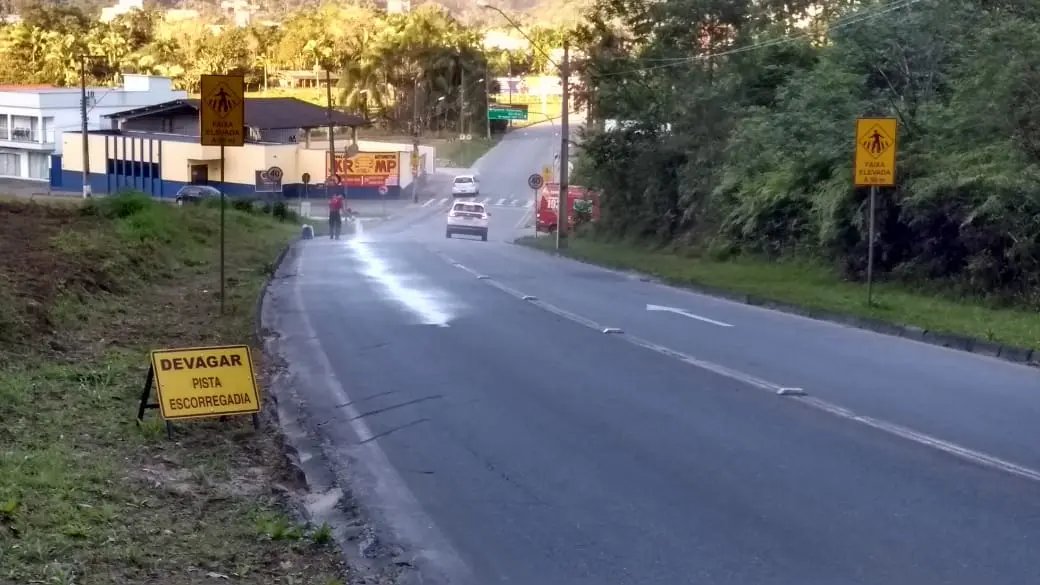 Bombeiros realizam limpeza de pista