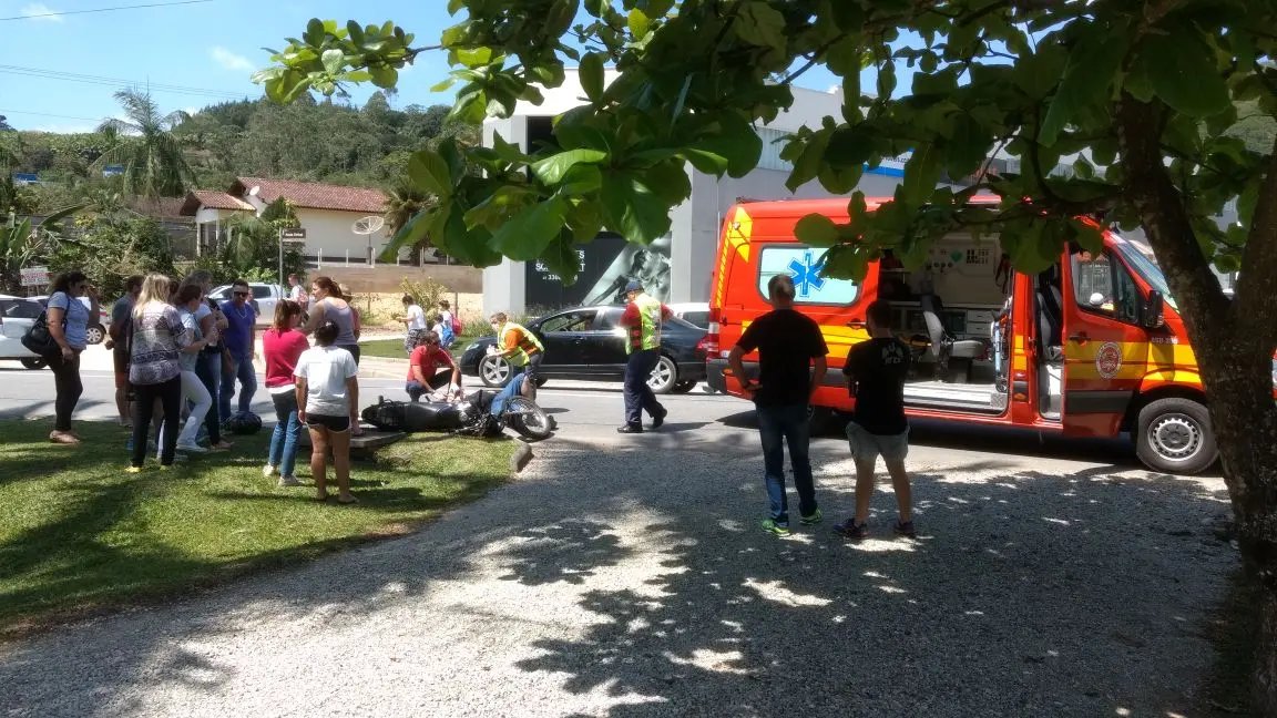 Motociclista se fere com gravidade em colisão em Guabiruba