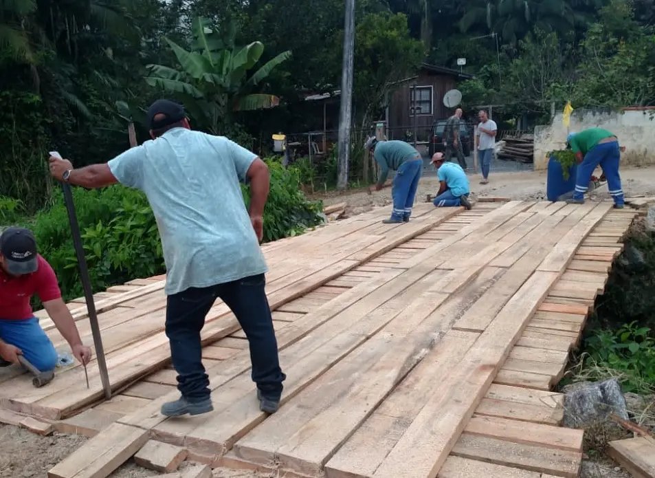 Equipes trabalham na repavimenta&ccedil;&atilde;o da rua Ov&iacute;dio Graf, no bairro Paquet&aacute;, e no conserto de ponte na Limeira