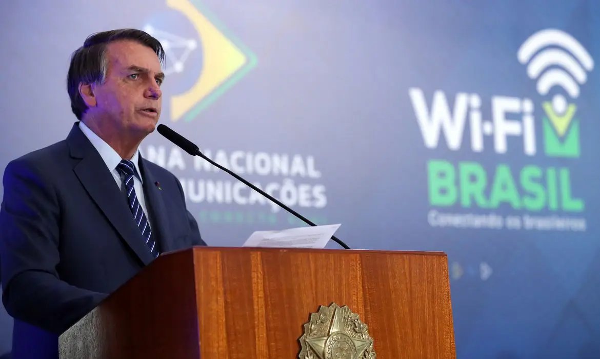 Bolsonaro defende liberdade e cogita decreto de livre circula&ccedil;&atilde;o