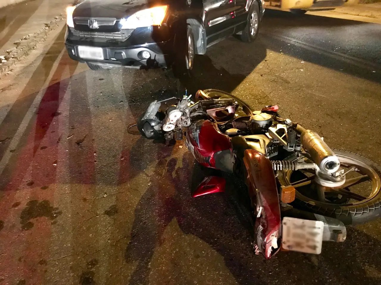 Colisão entre carro e moto deixa homem ferido na avenida Primeiro de Maio