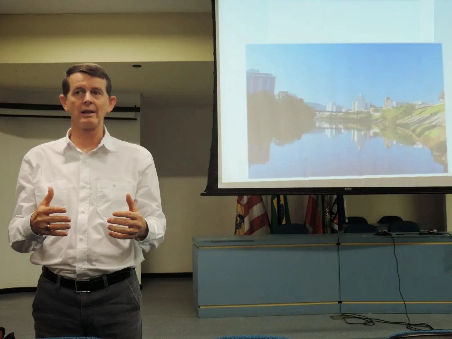 Palestra apresenta cenário econômico aos empresários de Brusque