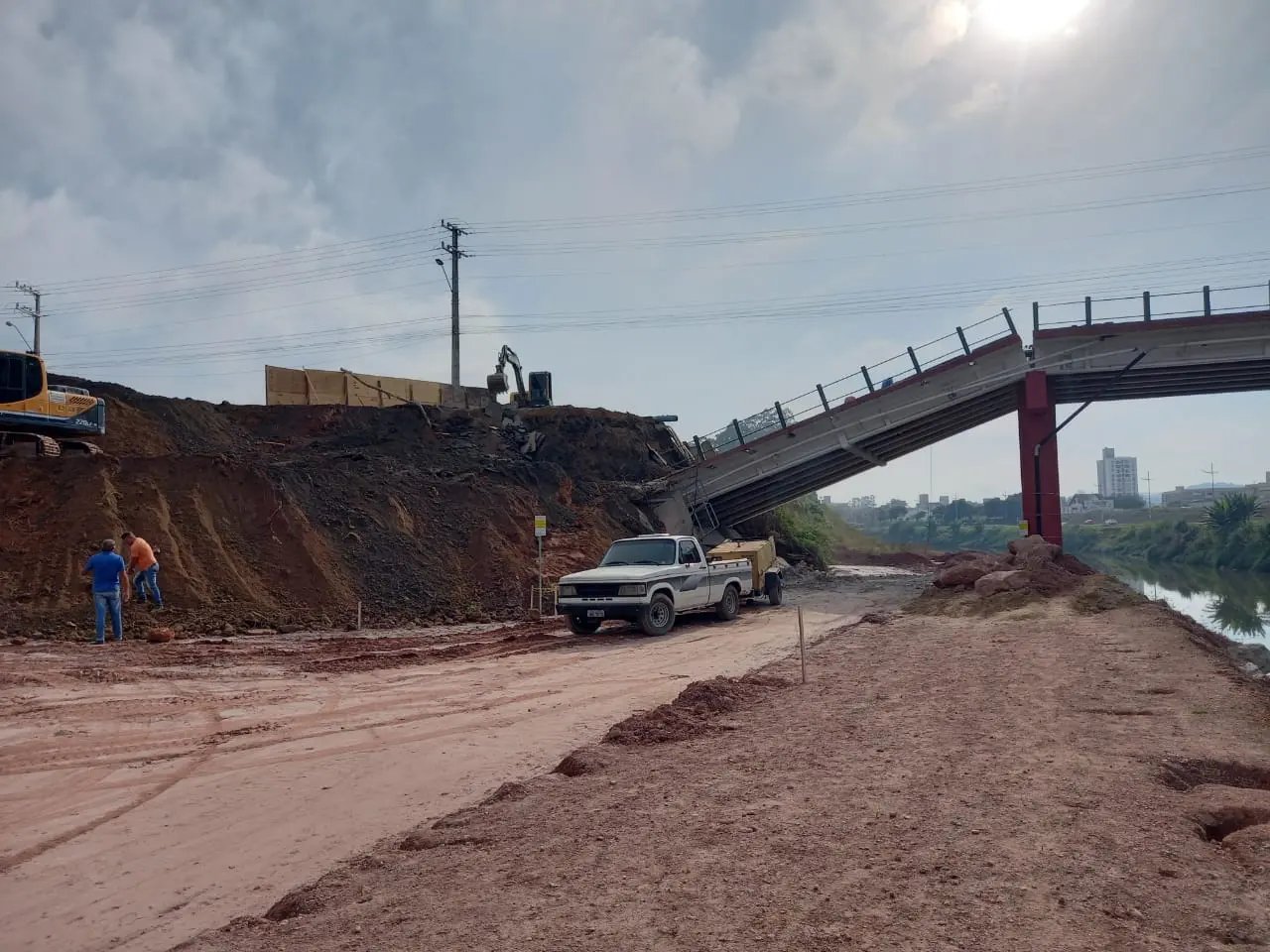 Seguem os trabalhos para reconstru&ccedil;&atilde;o da Ponte do Santos Dumont