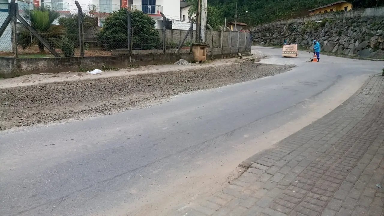 Secretaria de Obras realiza opera&ccedil;&atilde;o tapa-buraco em seis ruas