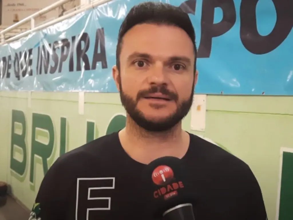 (V&Iacute;DEO) Problemas no telhado tiram jogo da Arena Brusque