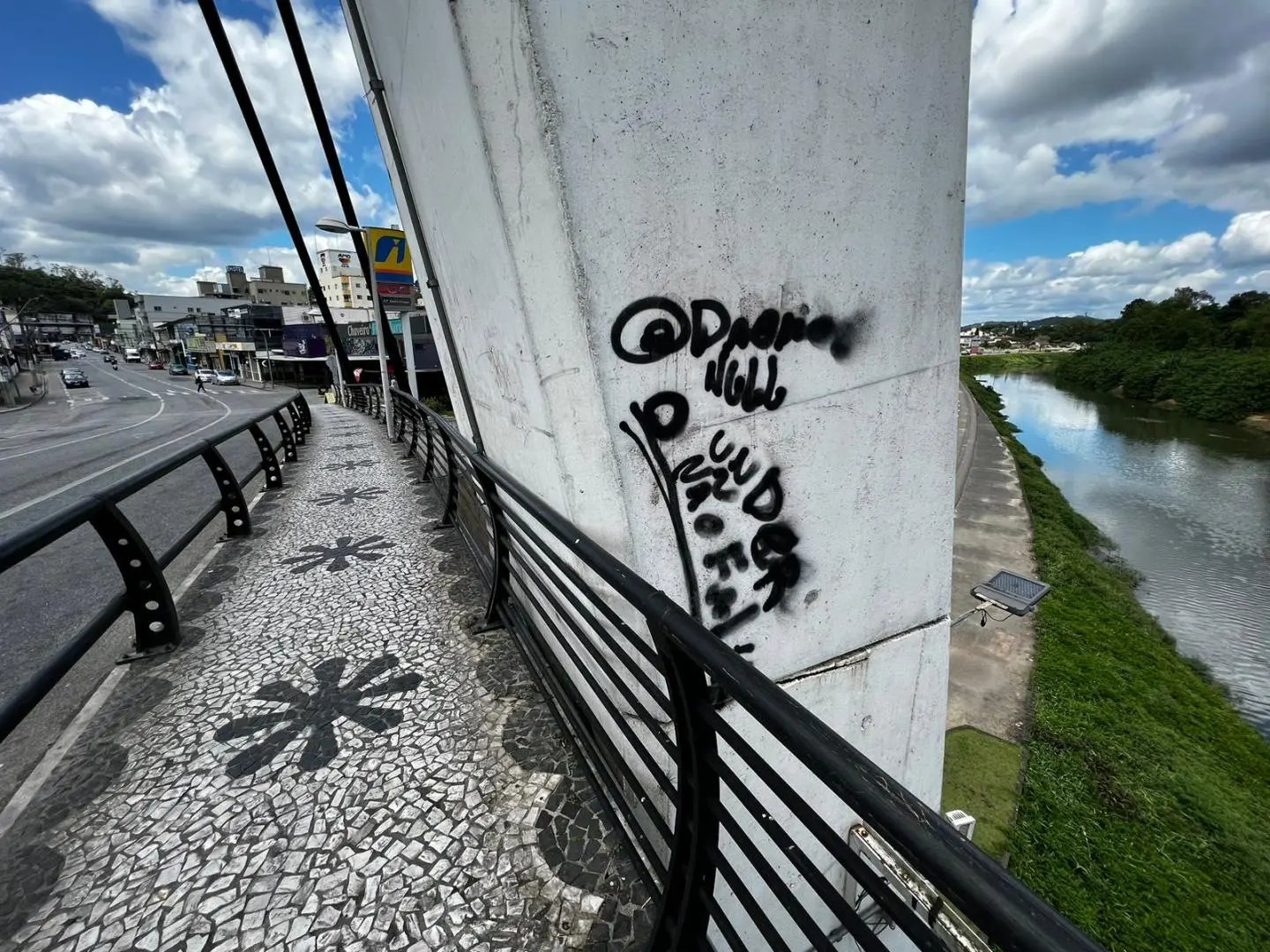 Ponte Estaiada sofre a&ccedil;&atilde;o de vandalismo