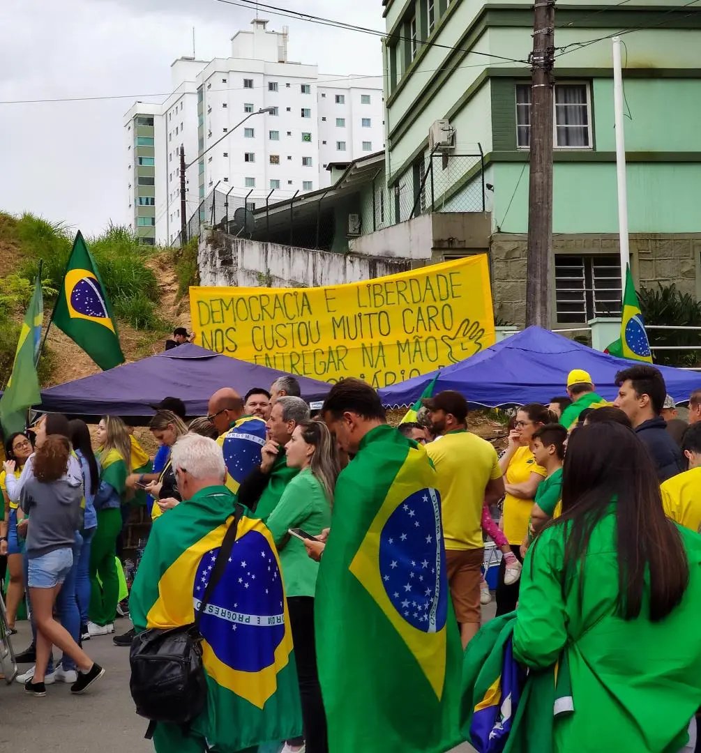 Manifestantes continuam em frente ao Tiro de Guerra neste domingo