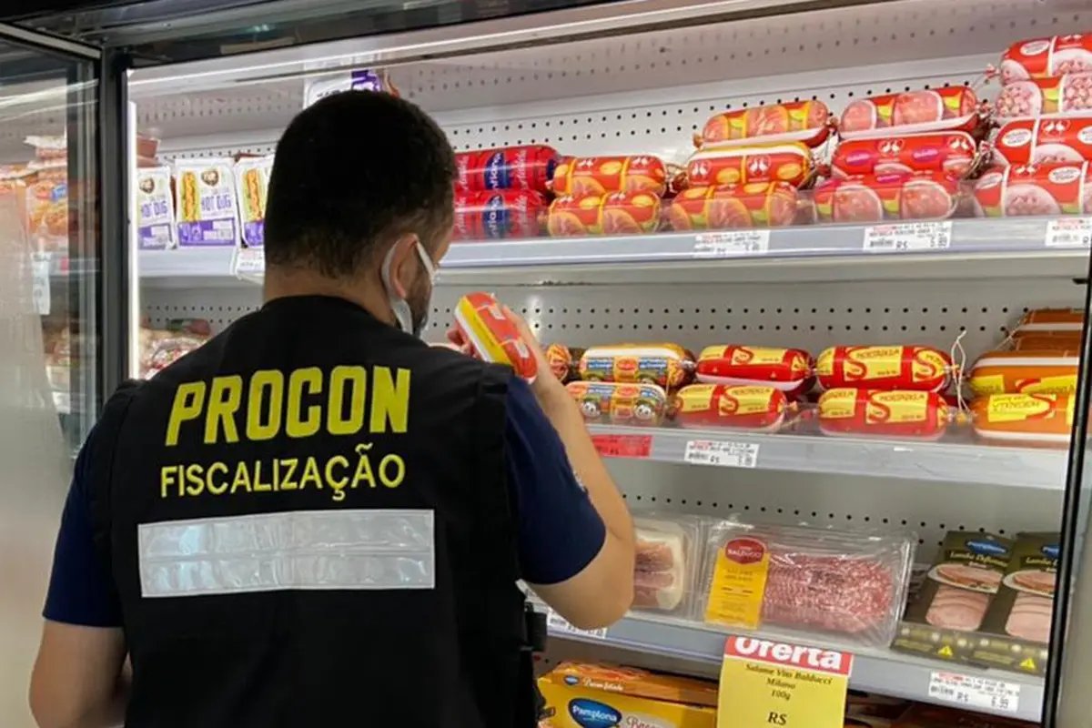Mais de meia tonelada de alimentos vencidos s&atilde;o apreendidos