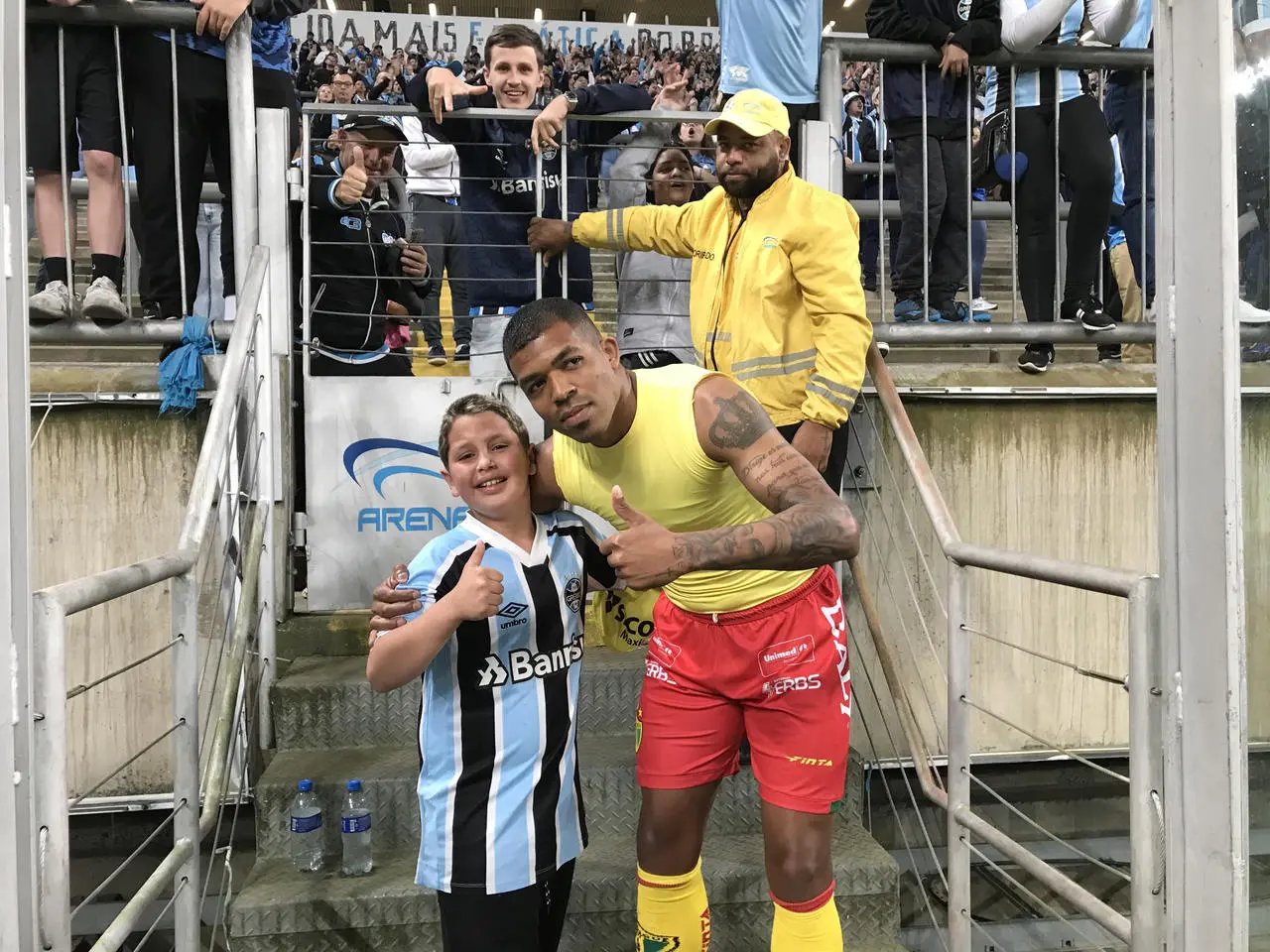 Pequeno torcedor se emociona ao receber camisa do Brusque