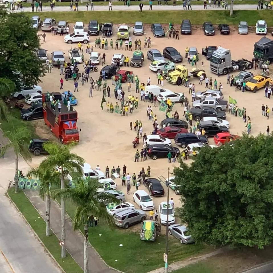 Apoiadores do Presidente Bolsonaro fazem carreata em Brusque