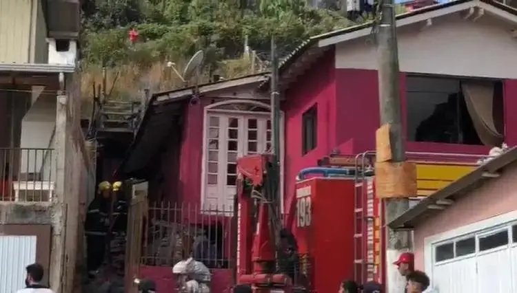 Tr&ecirc;s crian&ccedil;as morrem ap&oacute;s casa pegar fogo, em Lages