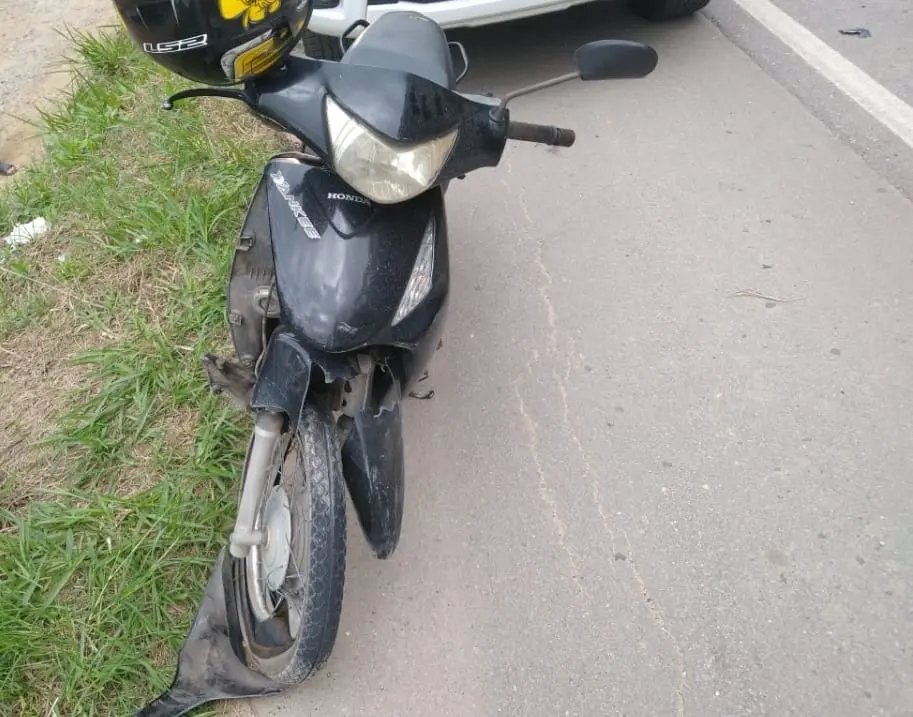 Acidente envolve tr&ecirc;s ve&iacute;culos no bairro Steffen