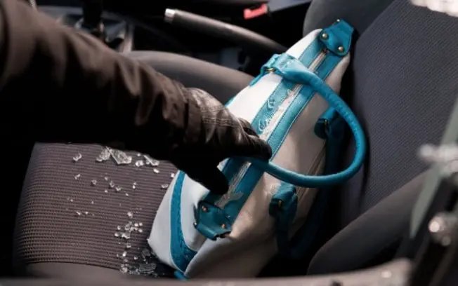Bolsa é furtada de interior de carro e vítima tem prejuízo de R$ 3 mil