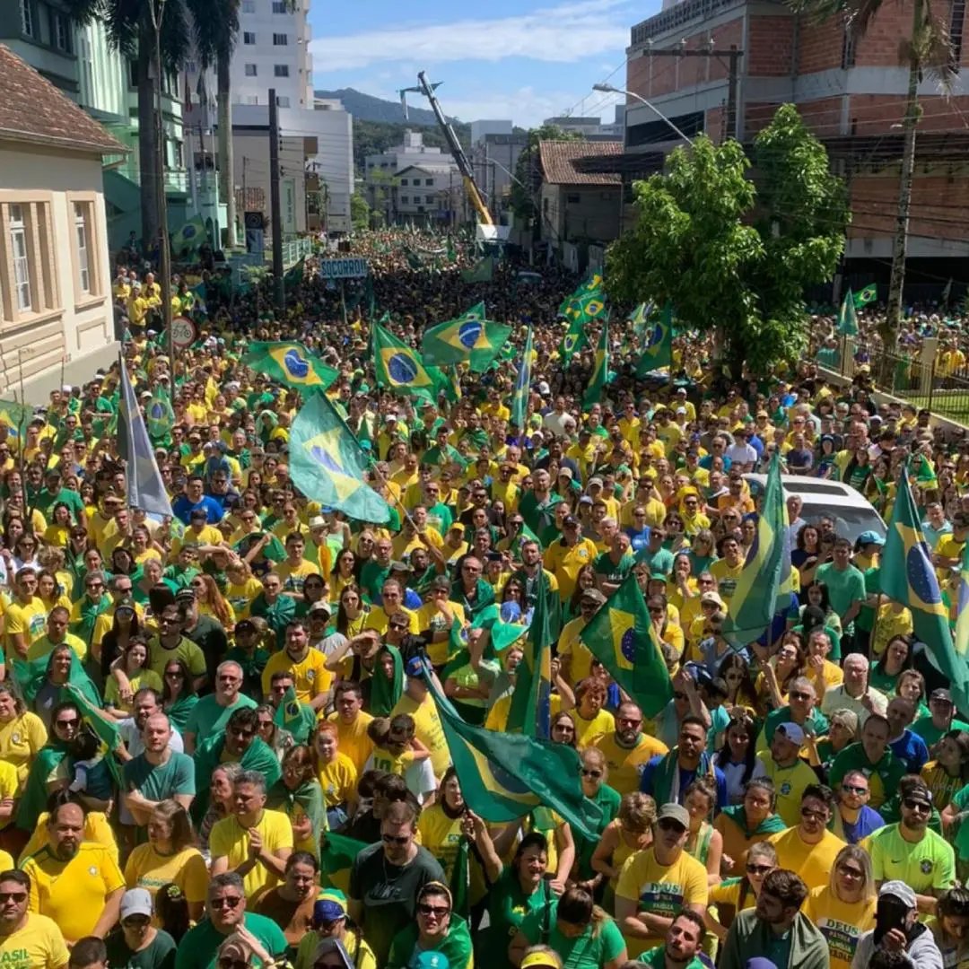 (V&Iacute;DEO) Milhares tomam ruas e participam do ato em Brusque
