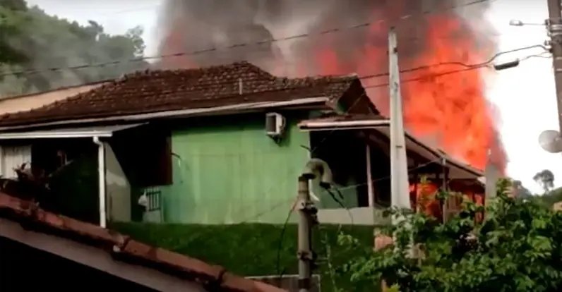Pol&iacute;cia prende autores do inc&ecirc;ndio criminoso no Guarani, em Brusque